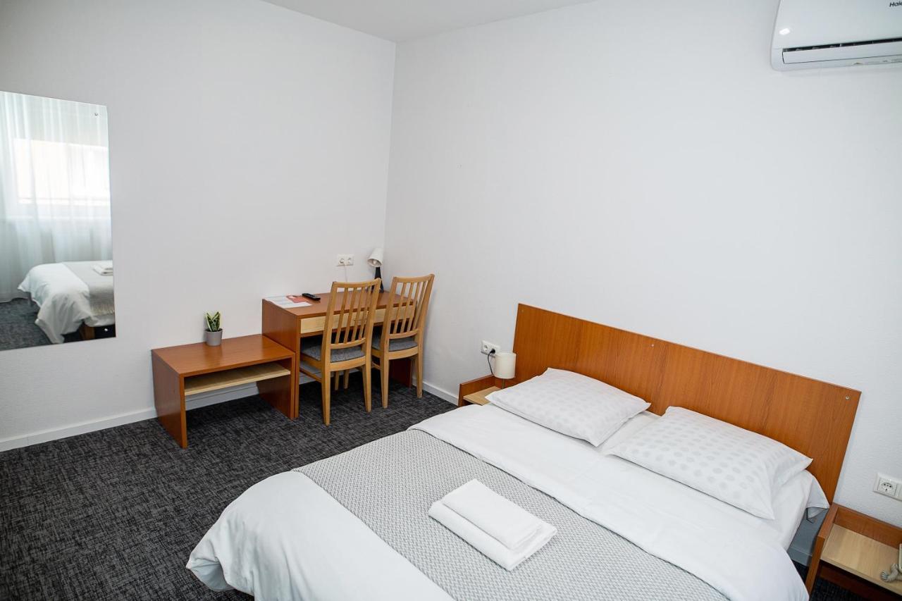 Hotel Tomas โชเล ภายนอก รูปภาพ
