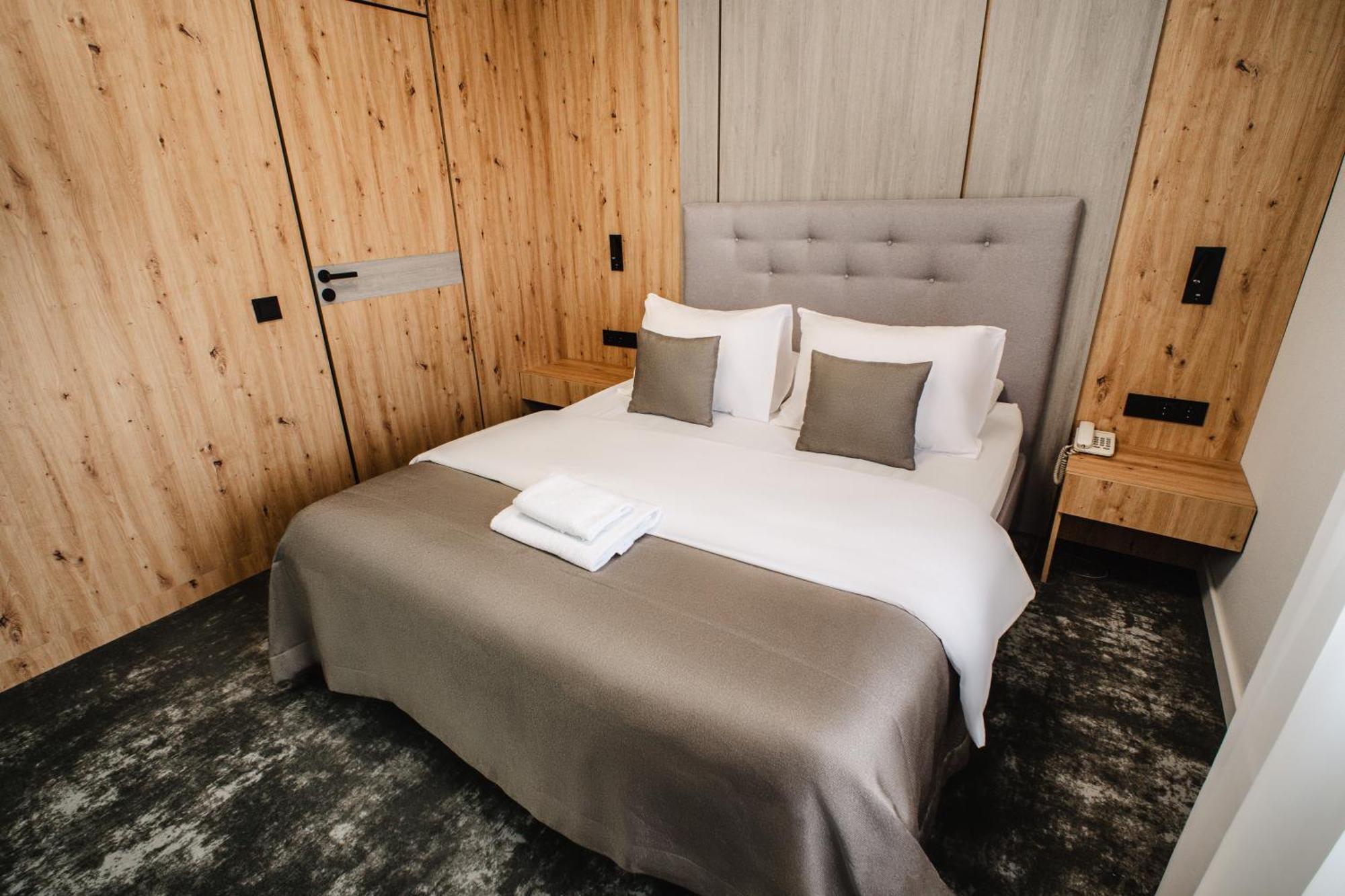 Hotel Tomas โชเล ภายนอก รูปภาพ